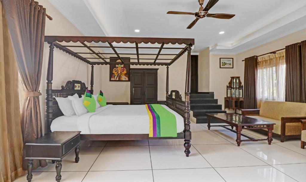 1 dormitorio con 1 cama y sala de estar en Treebo Trend Anchor Inn, en Kochi