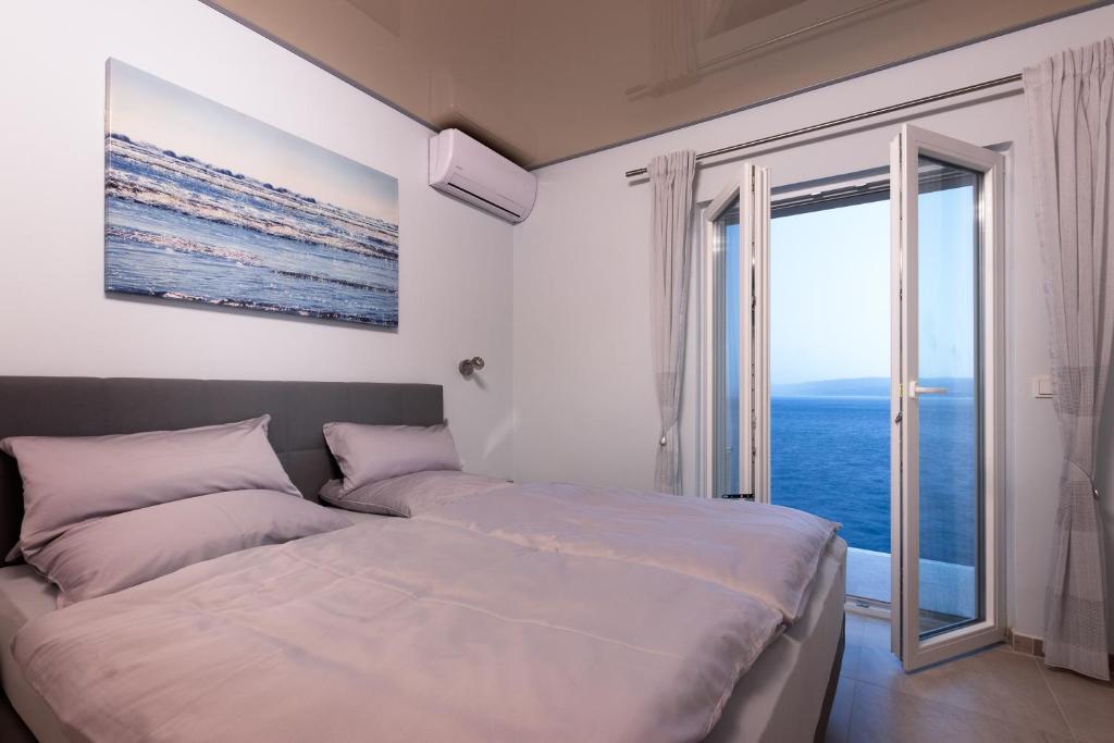 Posteľ alebo postele v izbe v ubytovaní Beachfront Holiday Home - Private Heated Pool