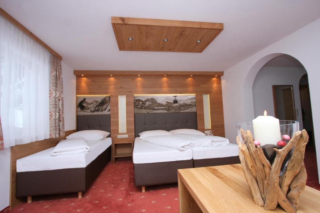 Ένα ή περισσότερα κρεβάτια σε δωμάτιο στο Hotel Garni Corinna