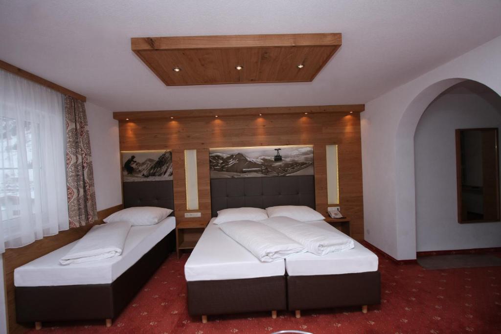 Ένα ή περισσότερα κρεβάτια σε δωμάτιο στο Hotel Garni Corinna