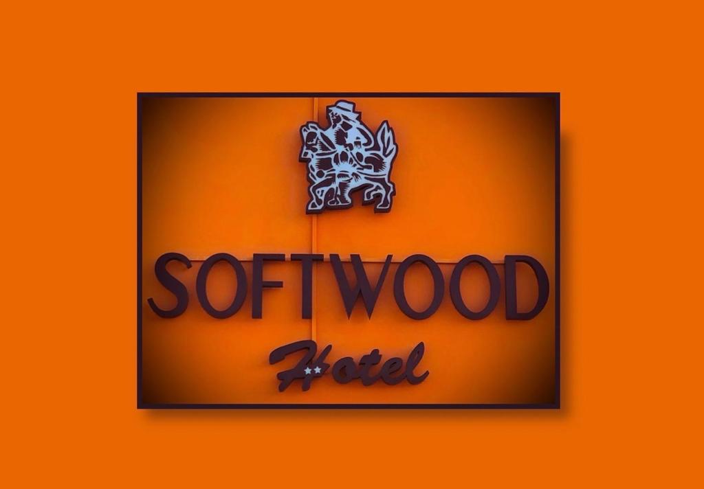ein Zeichen für einen Softwood-Händler auf orangefarbenem Hintergrund in der Unterkunft Hotel Softwood in Recanati