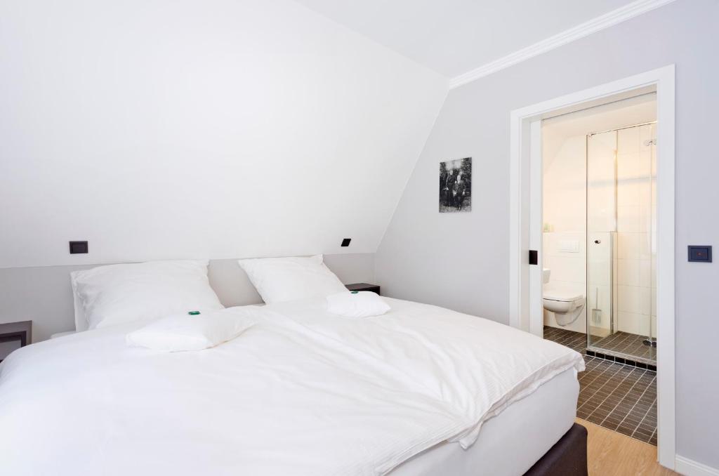 Logierhaus RheintorEins - Double Room With Private Bathroom