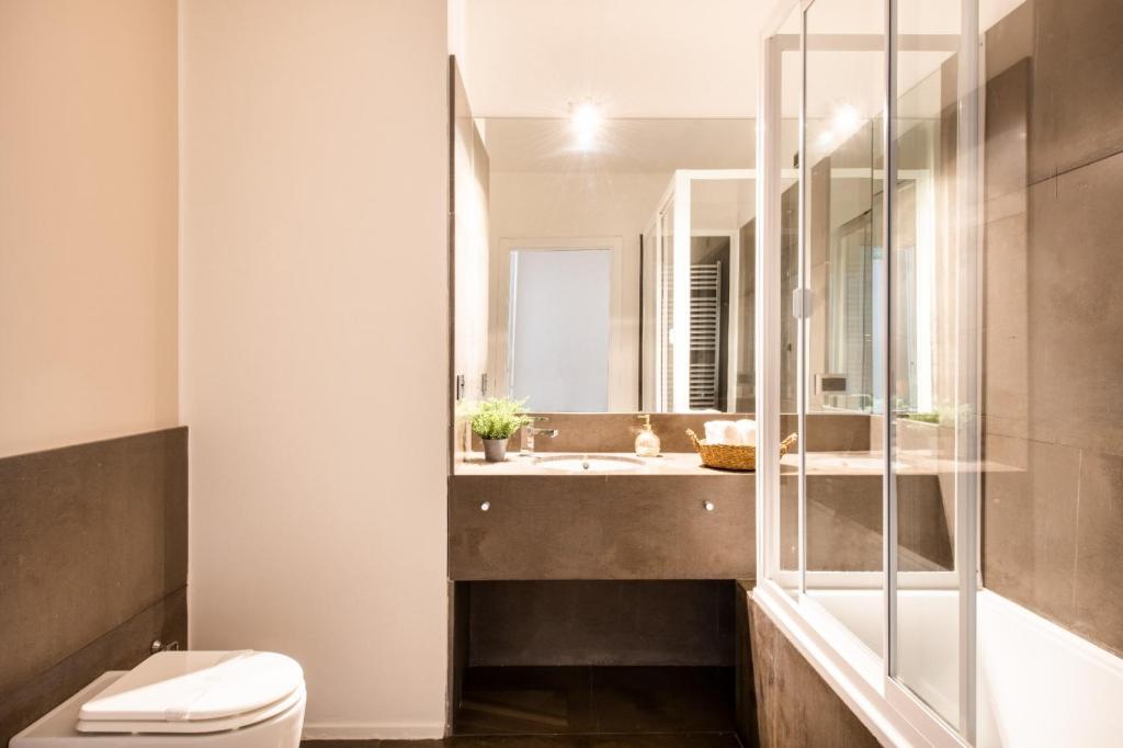 A bathroom at Moncada Suites & Apartments