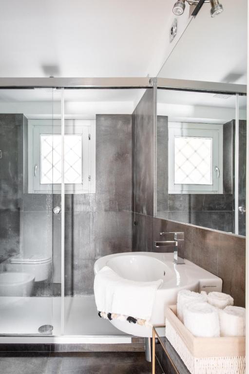 A bathroom at Moncada Suites & Apartments