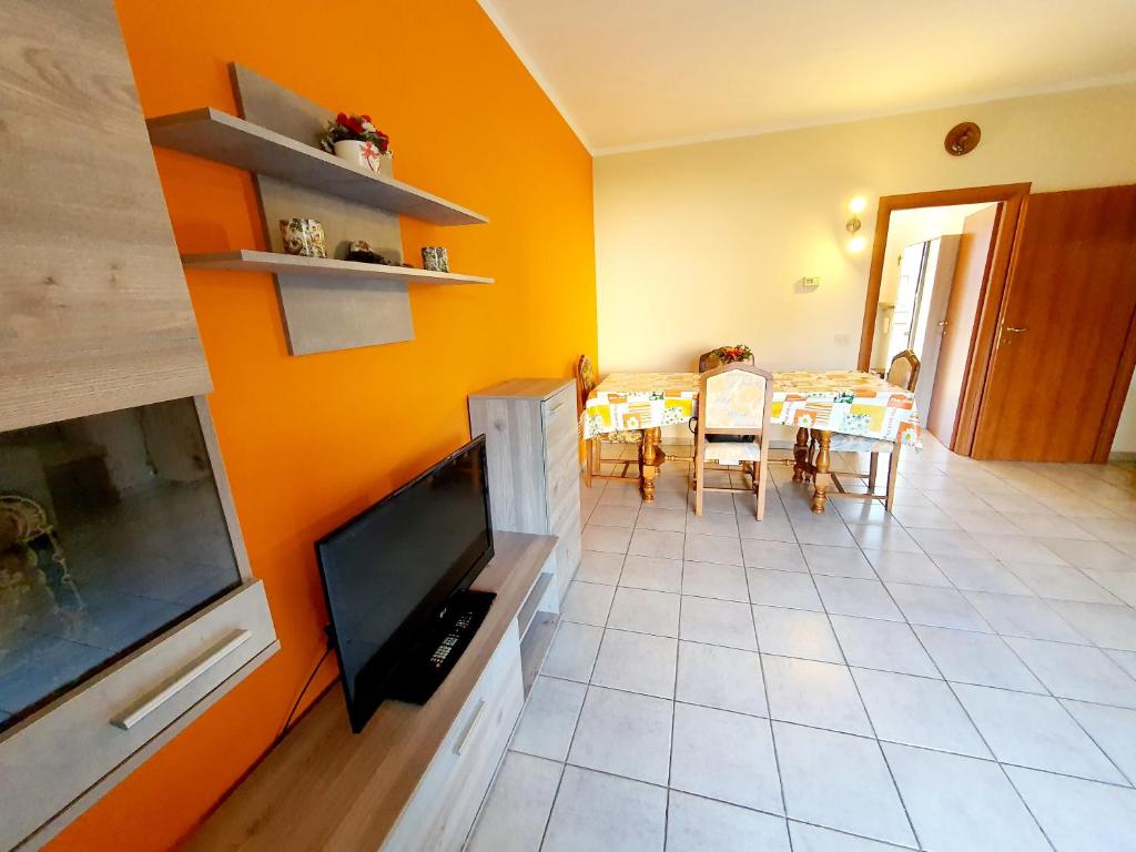 Televízia a/alebo spoločenská miestnosť v ubytovaní Beach Apartment Cannobio