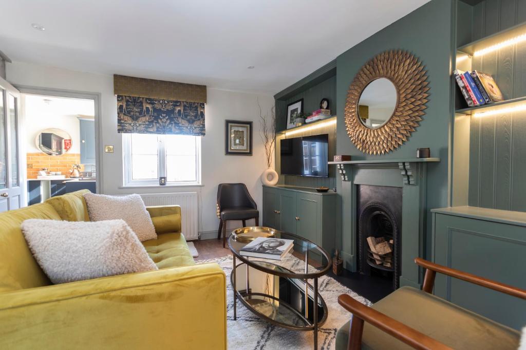 Stunning Warwick Victorian townhouse - beautifully renovated, free parking - 5 Min walk to Warwick Castle & Historic Town Centre - Perfect UK break and base for exploring Cotswolds - Two-Bedroom Townhouse