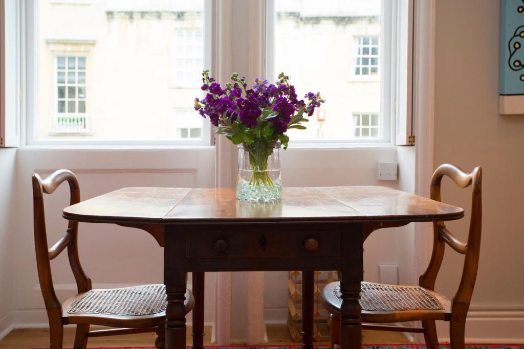 1 Bed Georgian Apartment In Bath City Centre