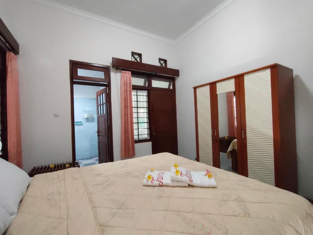 Postel nebo postele na pokoji v ubytování Ayodya Inn , Yogyakarta Lodging , Digital Nomads , Entrepreneurs Centre , CoWorking Space , CoLiving , Kost Lengkap , Exclusive Boarding House and Student Accommodation in Jogjakarta City Center !