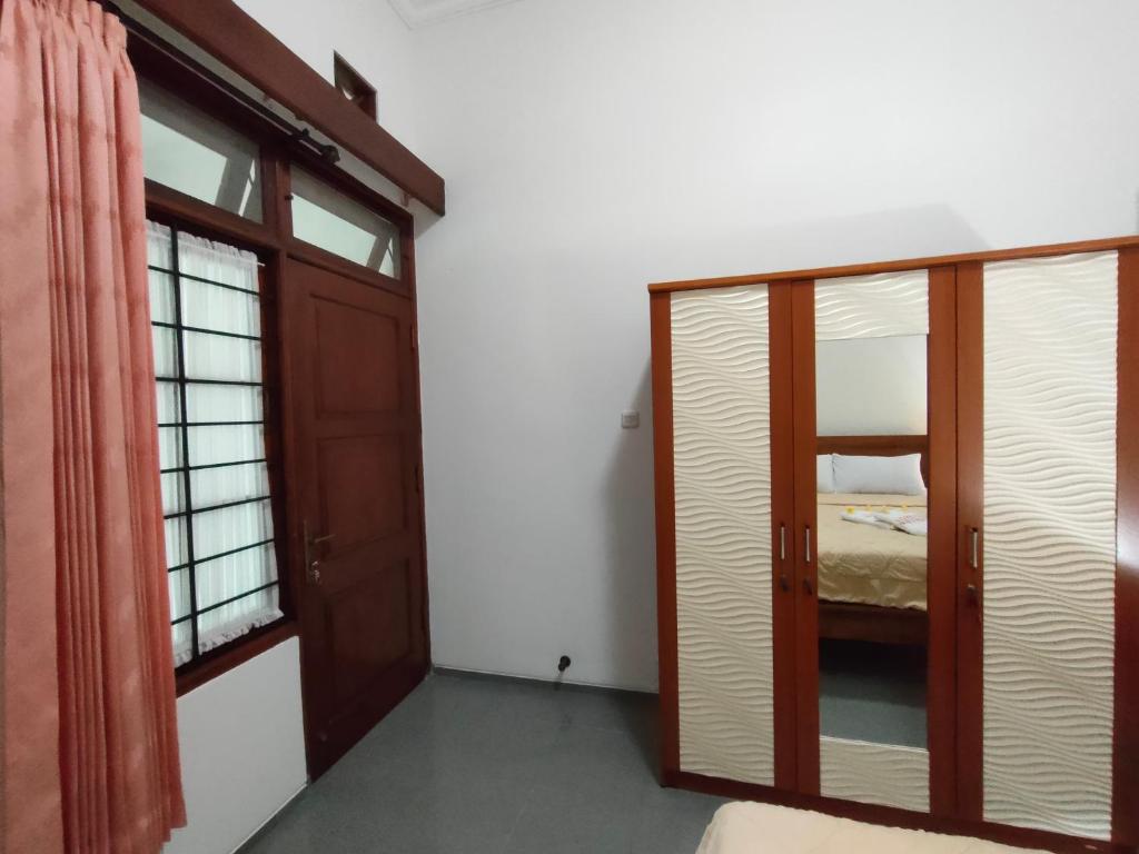 Postel nebo postele na pokoji v ubytování Ayodya Inn , Yogyakarta Lodging , Digital Nomads , Entrepreneurs Centre , CoWorking Space , CoLiving , Kost Lengkap , Exclusive Boarding House and Student Accommodation in Jogjakarta City Center !