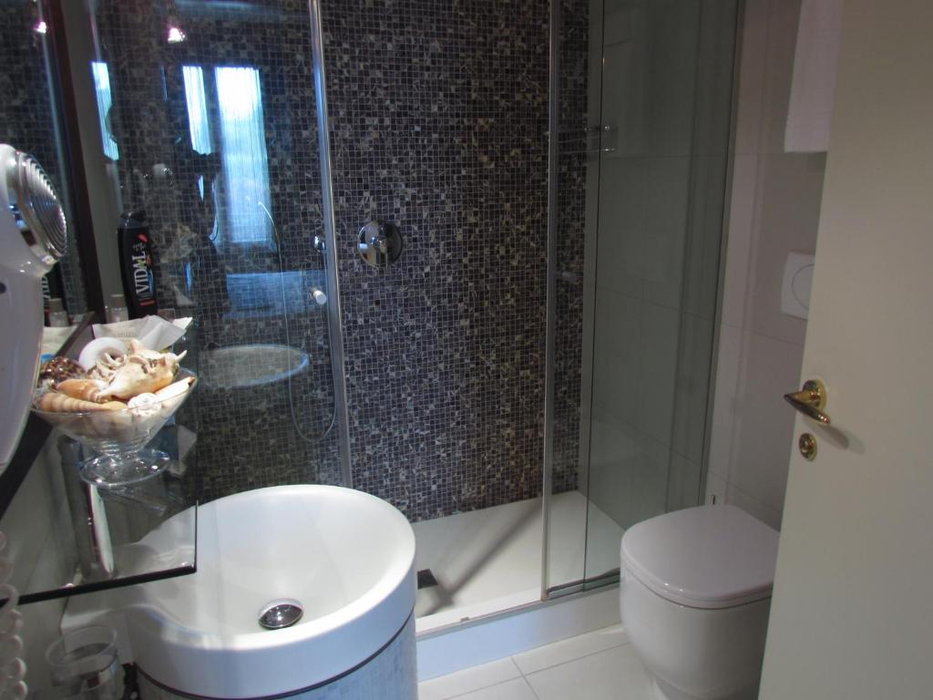 Koupelna v ubytování Albergo Minuetto