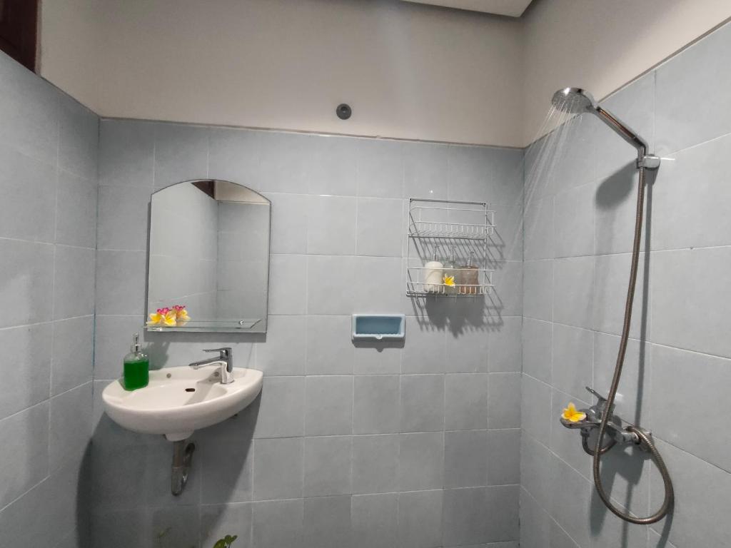 Koupelna v ubytování Ayodya Inn , Yogyakarta Lodging , Digital Nomads , Entrepreneurs Centre , CoWorking Space , CoLiving , Kost Lengkap , Exclusive Boarding House and Student Accommodation in Jogjakarta City Center !