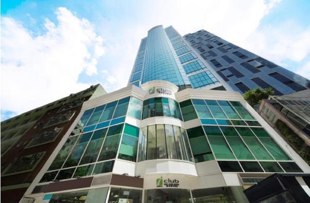 een hoog gebouw met veel glazen ramen bij iclub Wan Chai Hotel in Hong Kong