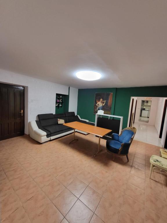 sala de estar con sofá y mesa en Hostel Hakuna Matata en Dubrovnik