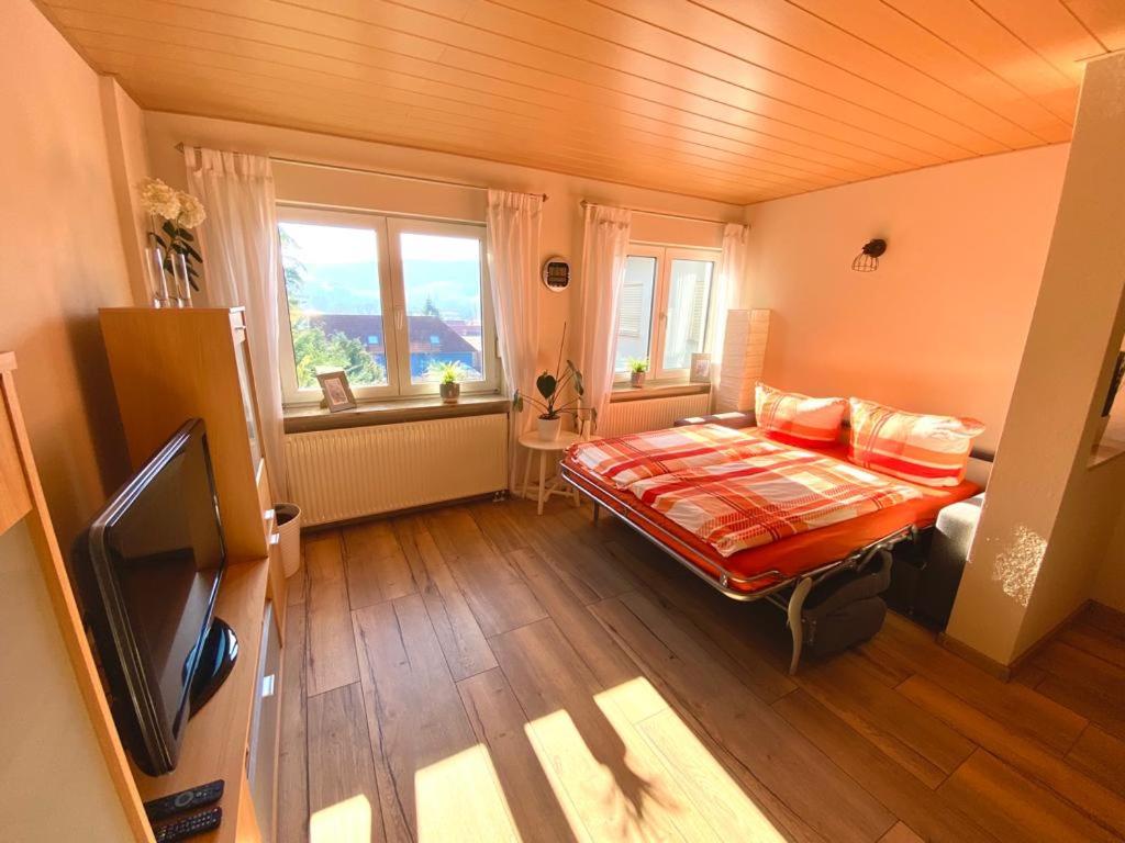 イェーナにあるFerienwohnung Bergblick Jenaのベッドルーム1室(ベッド1台、大きな窓付)