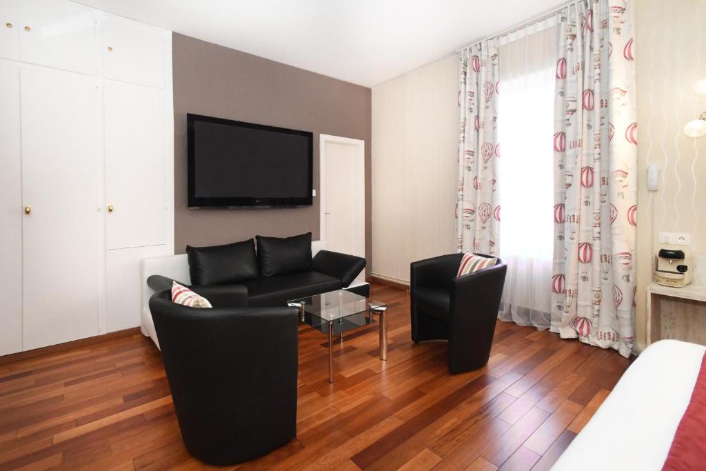 Logis Hôtel du Centre - Halte idéale en cyclotourisme avec garage à vélos clos - Suite Junior (2 Adultos)