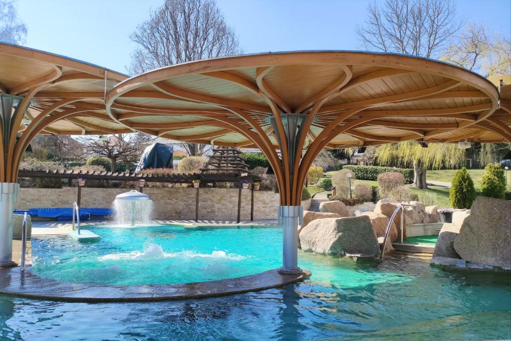 Bazén v ubytovaní Spa Residence Carbona Siesta Apartman alebo v jeho blízkosti