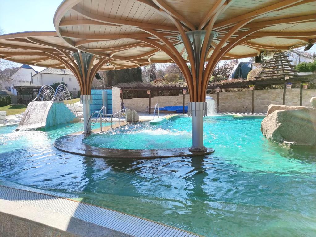 Bazén v ubytovaní Spa Residence Carbona Siesta Apartman alebo v jeho blízkosti