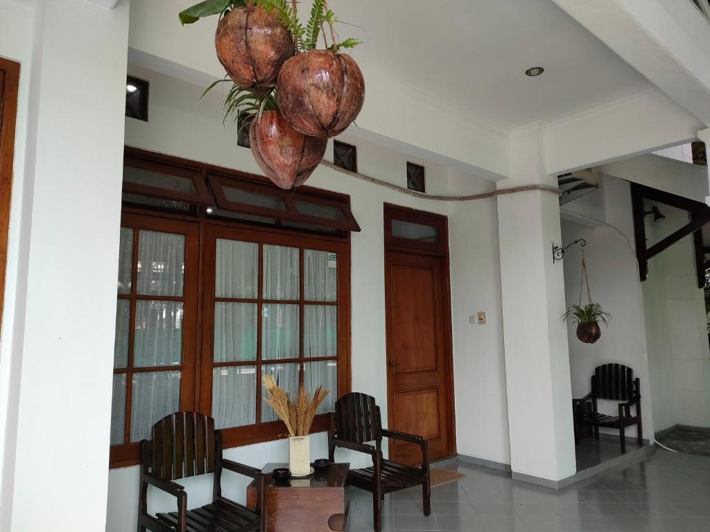 Posezení v ubytování Ayodya Inn , Yogyakarta Lodging , Digital Nomads , Entrepreneurs Centre , CoWorking Space , CoLiving , Kost Lengkap , Exclusive Boarding House and Student Accommodation in Jogjakarta City Center !
