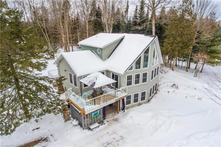 uma vista aérea de uma casa na neve em Paradise Palace Waterfront Cottage hottub 7bedroom with hottub em Bobcaygeon