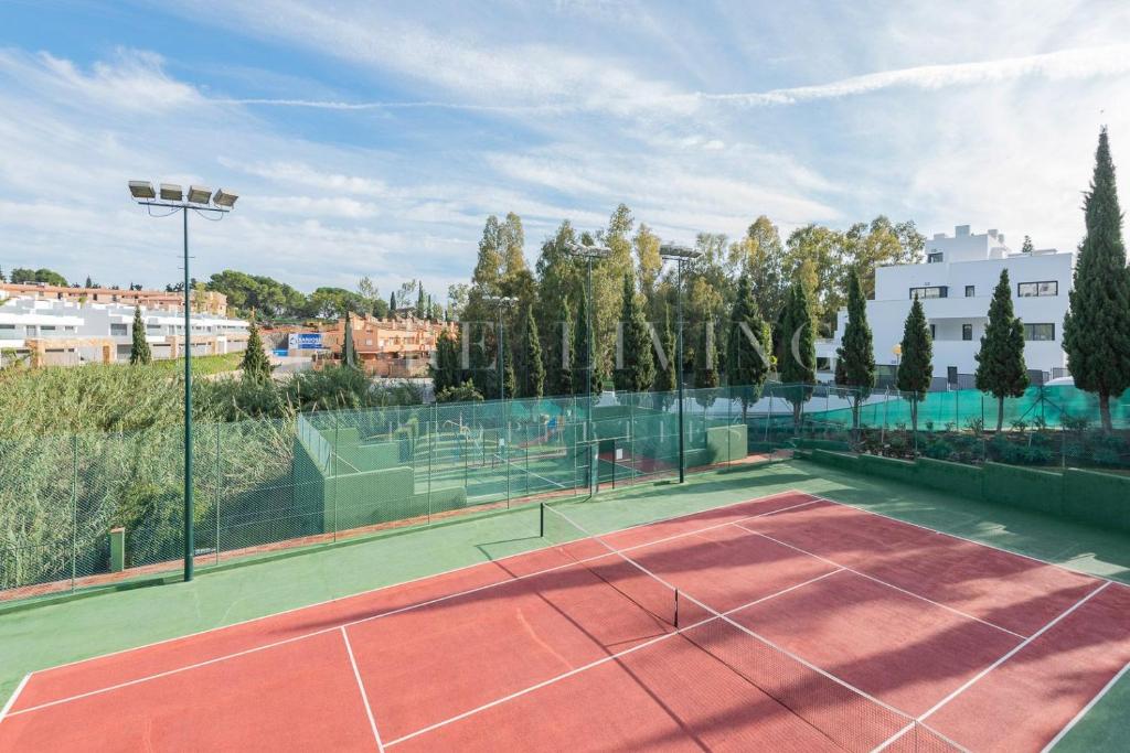 Tenis alebo squash v ubytovaní Sea view Penthouse Marbella in "el Señorio de Marbella" alebo jeho okolí