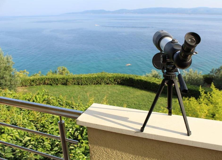 a camera on a tripod with a view of the ocean at 6 pax Apertment ON THE BEACH with Terrace, Sea view, Garden, Parking ensured, first floor in Mimice