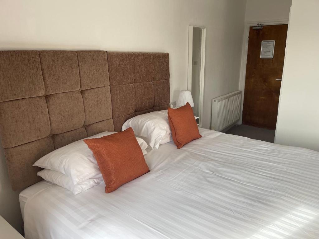 
Double or Twin Room with Partial Sea View
