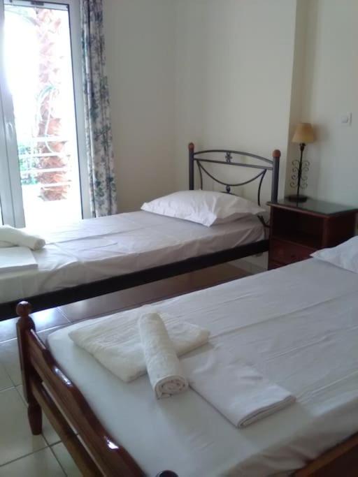 Posteľ alebo postele v izbe v ubytovaní Akrata Rose Garden Apartments I