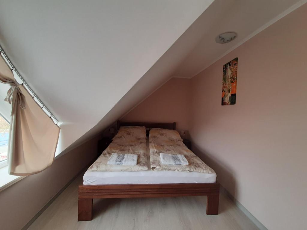 Łóżko lub łóżka w pokoju w obiekcie Egniss Apartman