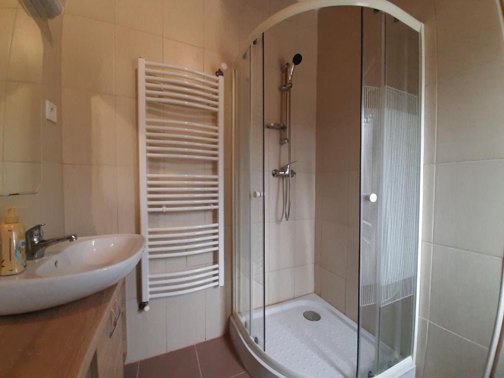Łazienka w obiekcie Egniss Apartman