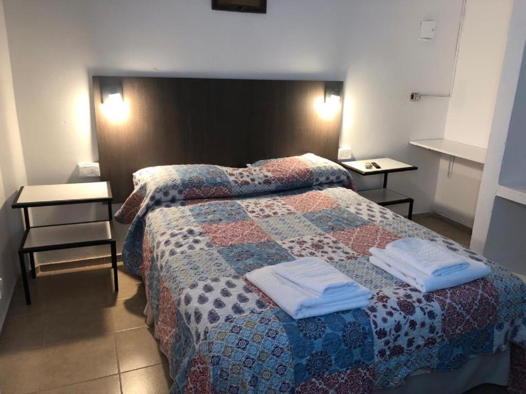 une chambre d'hôtel avec un lit et 2 serviettes. dans l'établissement Posada El Paiman, à Chilecito