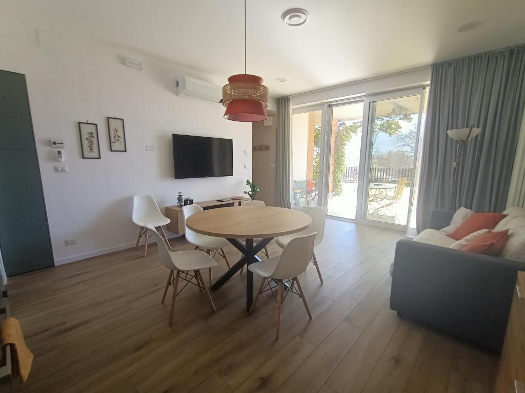 sala de estar con mesa, sillas y sofá en RossoMattone CountryHouse, en Sulmona