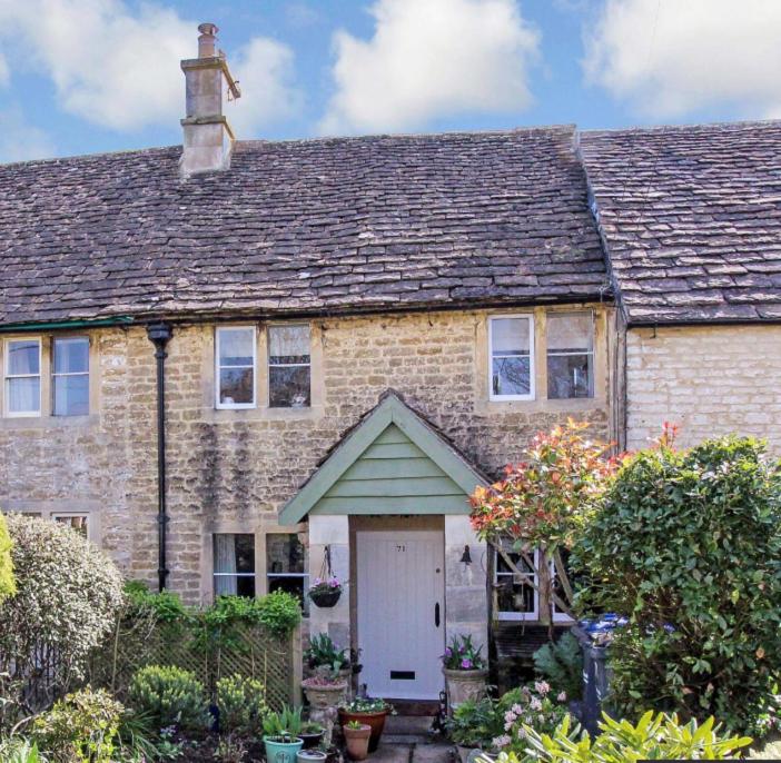 uma grande casa de tijolos com uma porta branca em HEBE COTTAGE - Idyllic and homely with attention to detail em Atworth