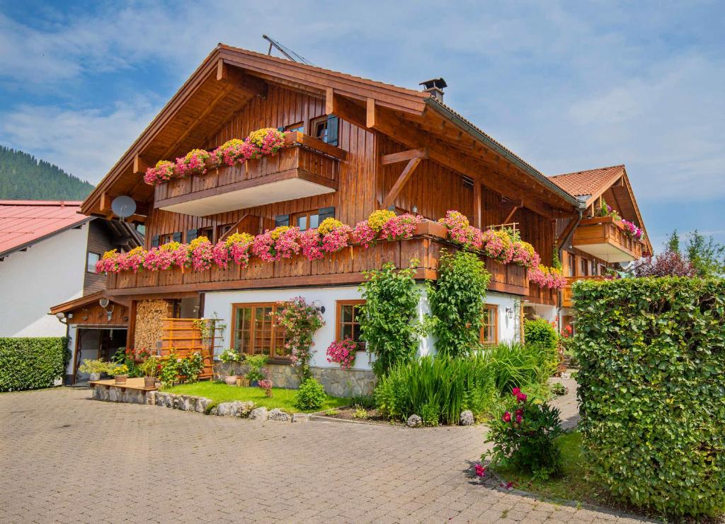 dom z kwiatami na boku w obiekcie beim Vogt - Oberjoch w mieście Oberjoch
