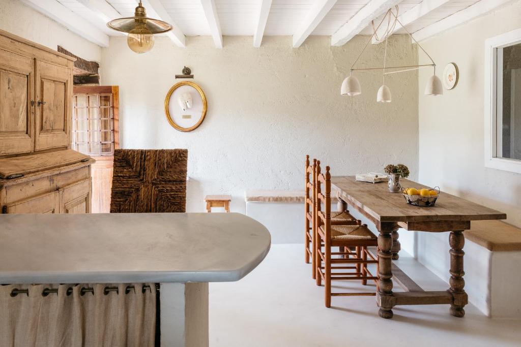 cocina con mesa de madera y sillas en Nueva Villa Pacheca Casa Rural Boutique, en Santiurde de Toranzo