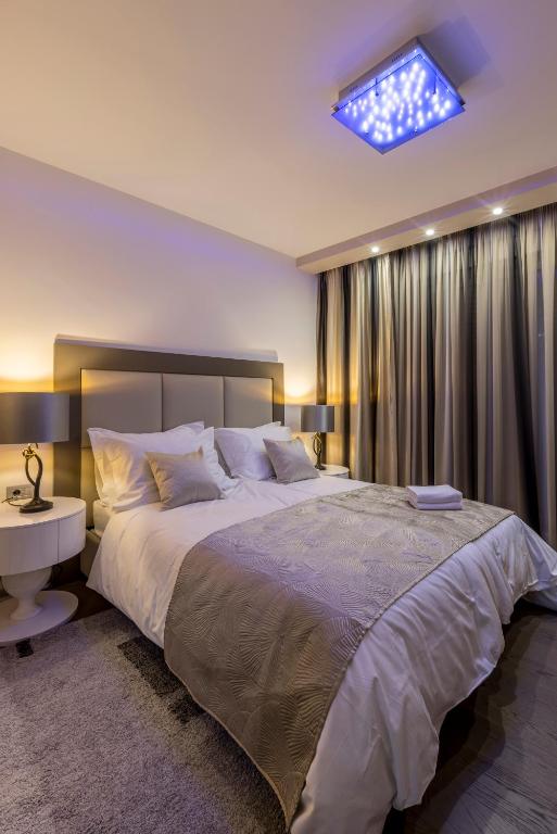 Postel nebo postele na pokoji v ubytování Lazarica Penthouse