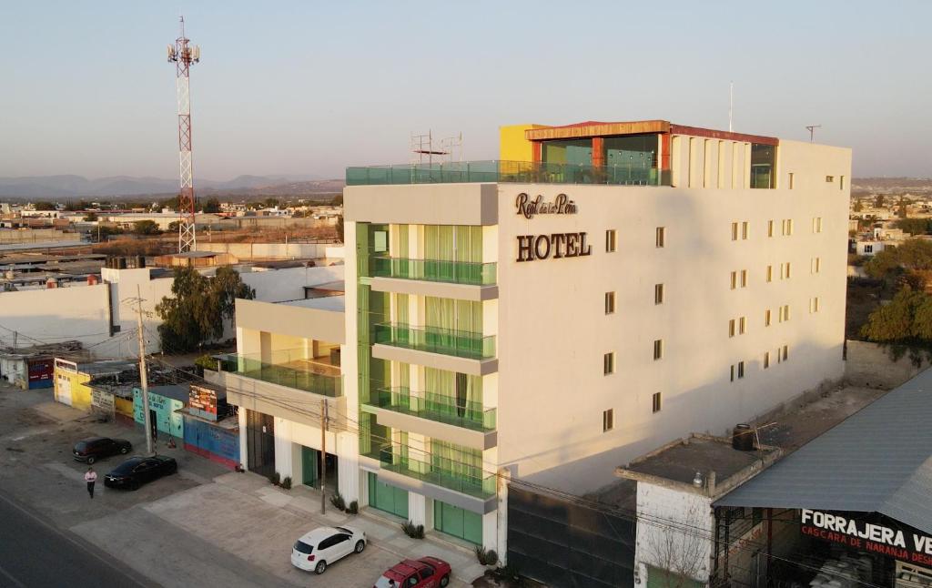 un edificio con un hotel encima en REAL DE LA PEÑA HOTEL 2, en Querétaro