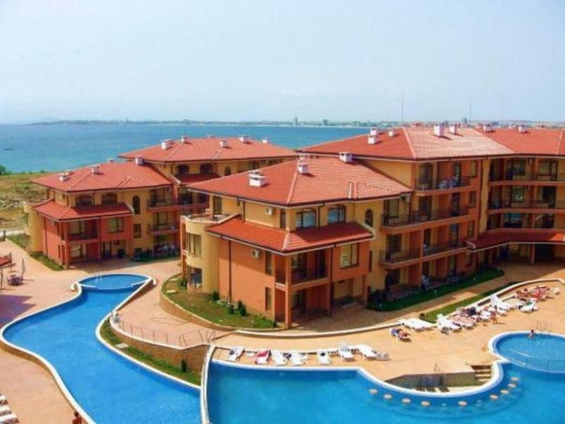 uma vista aérea de um resort com uma massa de água em Panorama Dreams - Private Apartment - BSR em Sveti Vlas