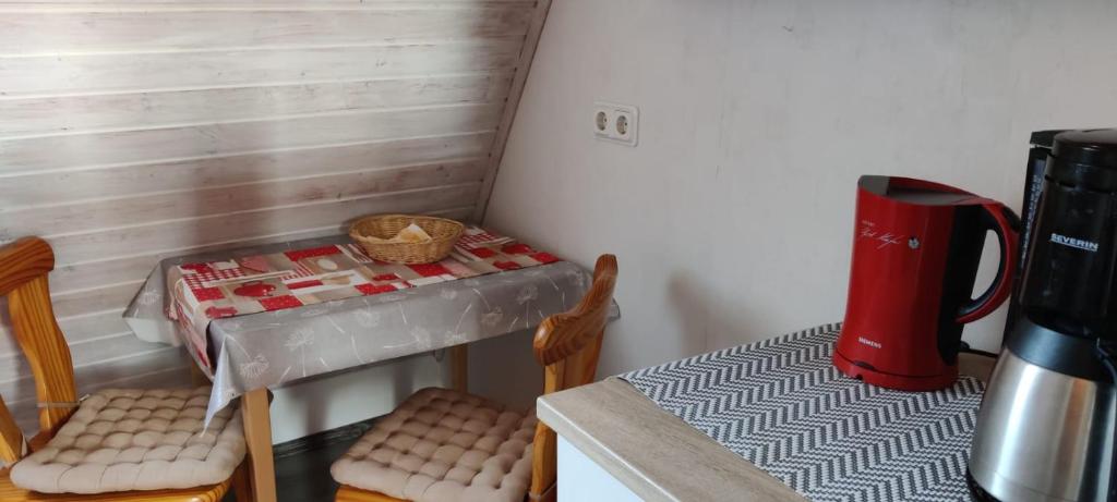 Příslušenství pro přípravu čaje a kávy v ubytování Ferienwohnung im Rohrdachhaus
