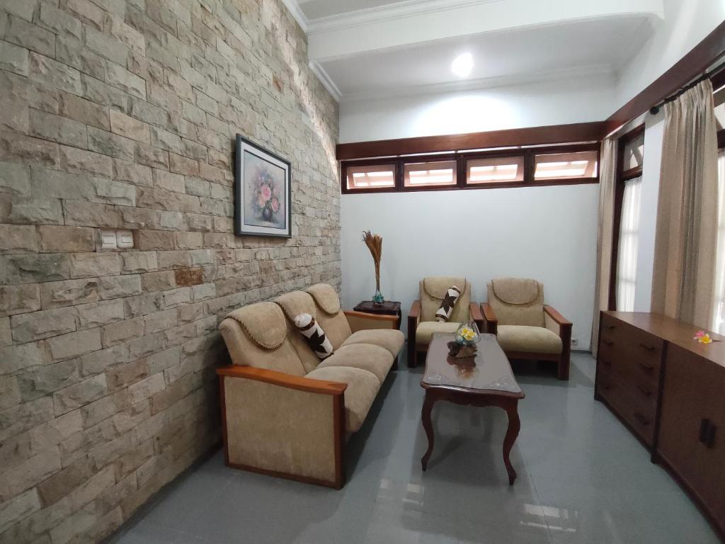 Posezení v ubytování Ayodya Inn , Yogyakarta Lodging , Digital Nomads , Entrepreneurs Centre , CoWorking Space , CoLiving , Kost Lengkap , Exclusive Boarding House and Student Accommodation in Jogjakarta City Center !