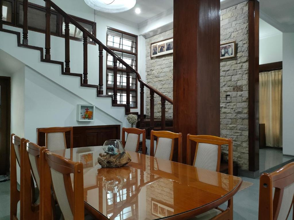 Posezení v ubytování Ayodya Inn , Yogyakarta Lodging , Digital Nomads , Entrepreneurs Centre , CoWorking Space , CoLiving , Kost Lengkap , Exclusive Boarding House and Student Accommodation in Jogjakarta City Center !