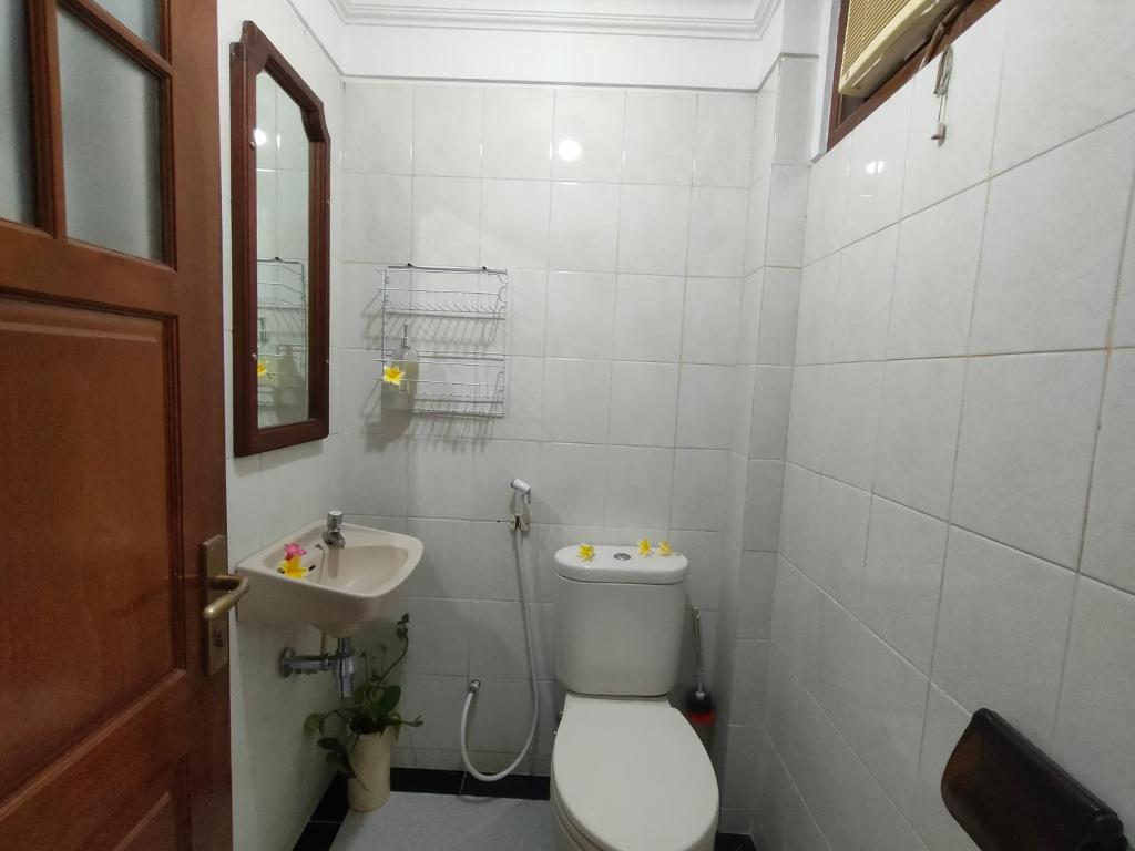 Koupelna v ubytování Ayodya Inn , Yogyakarta Lodging , Digital Nomads , Entrepreneurs Centre , CoWorking Space , CoLiving , Kost Lengkap , Exclusive Boarding House and Student Accommodation in Jogjakarta City Center !