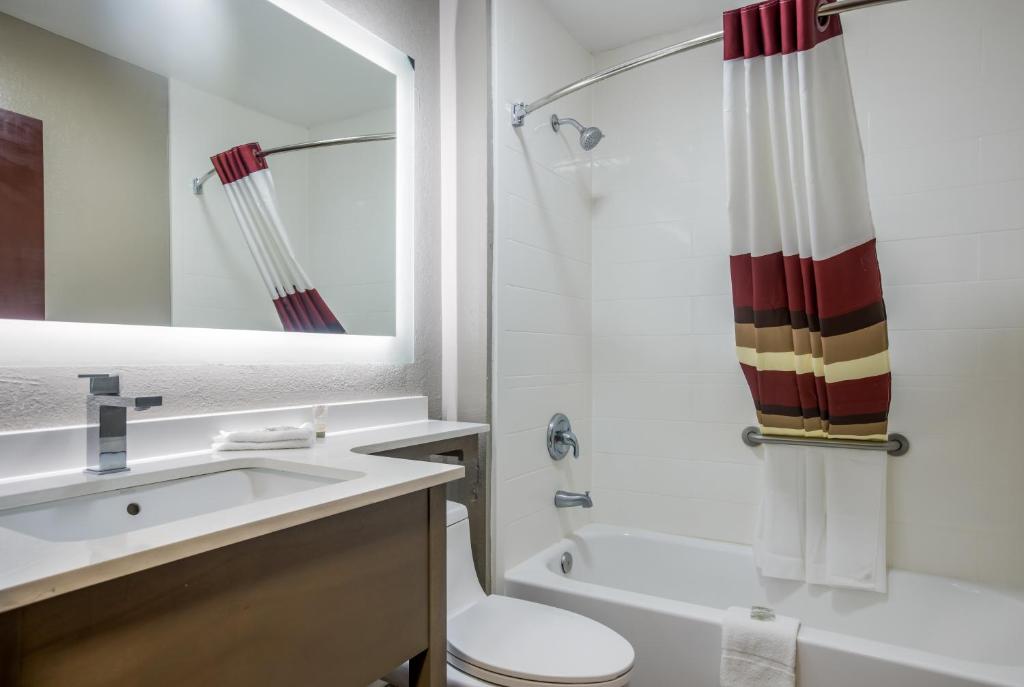 Red Roof Inn PLUS+ & Suites Savannah – I-95 photo