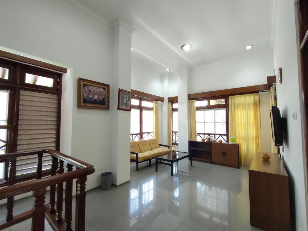 TV a/nebo společenská místnost v ubytování Ayodya Inn , Yogyakarta Lodging , Digital Nomads , Entrepreneurs Centre , CoWorking Space , CoLiving , Kost Lengkap , Exclusive Boarding House and Student Accommodation in Jogjakarta City Center !