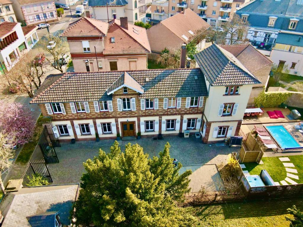 an aerial view of a large house with a swimming pool at Villa Avril & spa, cinema, sauna & piscine - 15 Pers-proche Europapark in Sélestat