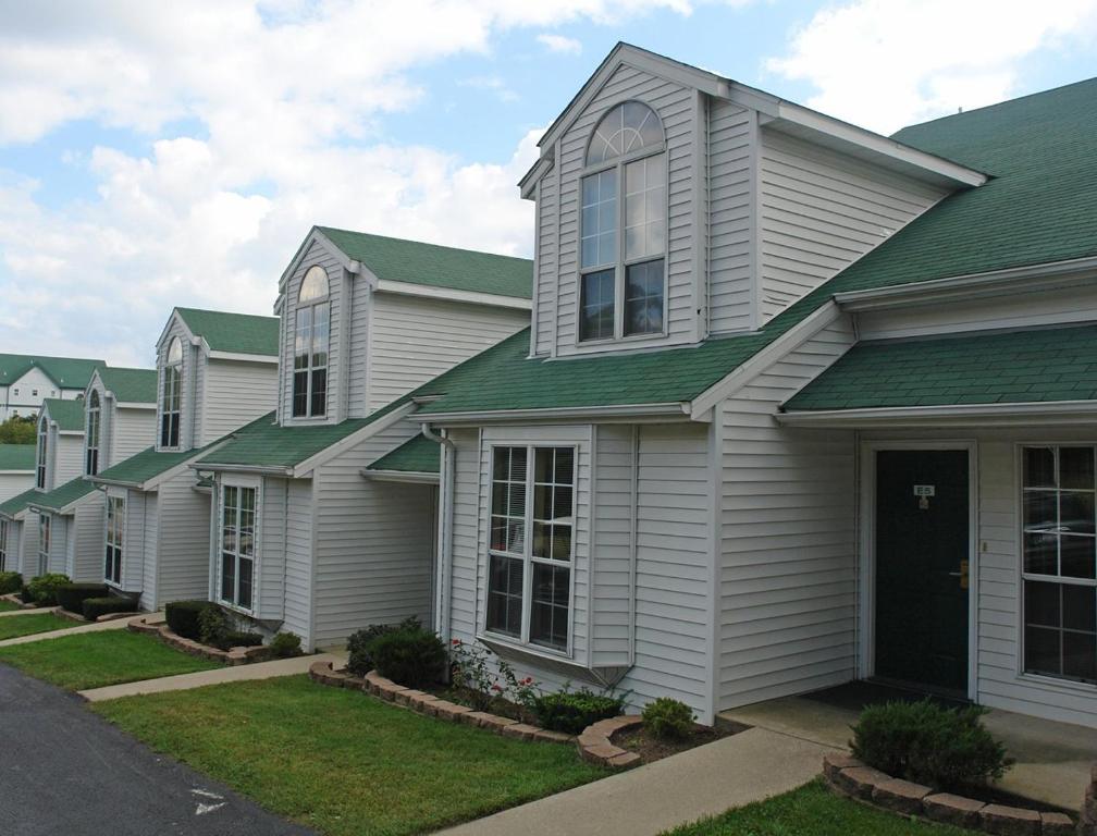 Charming Victorian Townhomes with Stunning Ozark View in Branson 2, Branson Updated 2023 Prices