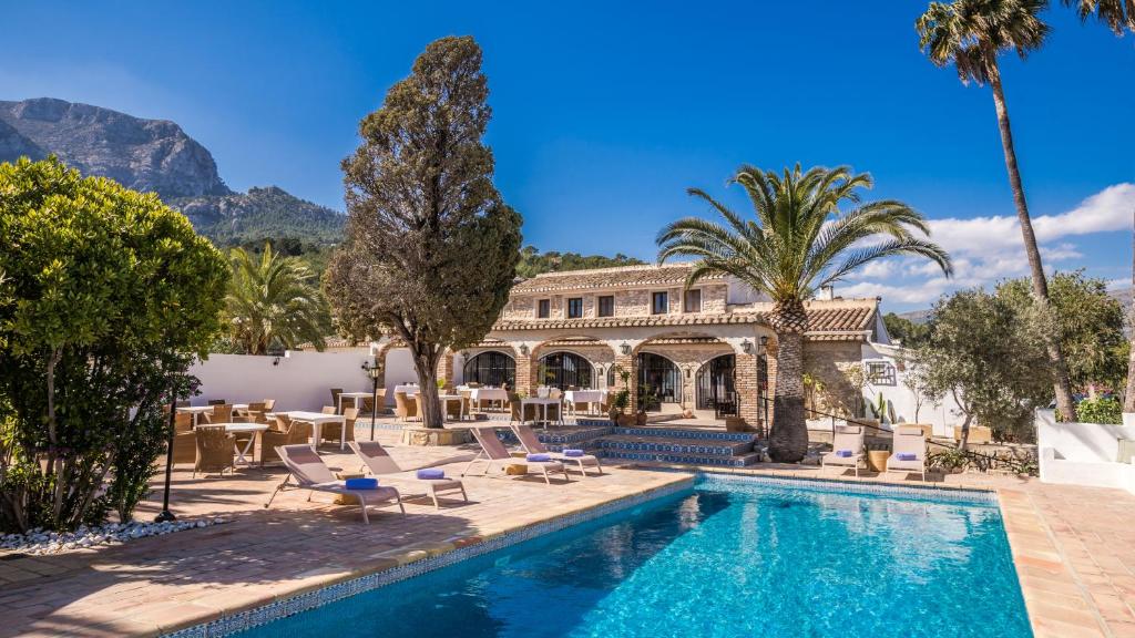 uma villa com piscina e um resort em Casa Del Maco em Benissa