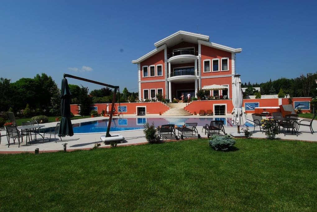 duży dom z basenem przed nim w obiekcie Silivri Gazitepe'de 3 katlı, havuzlu lüks villa w mieście Silivri