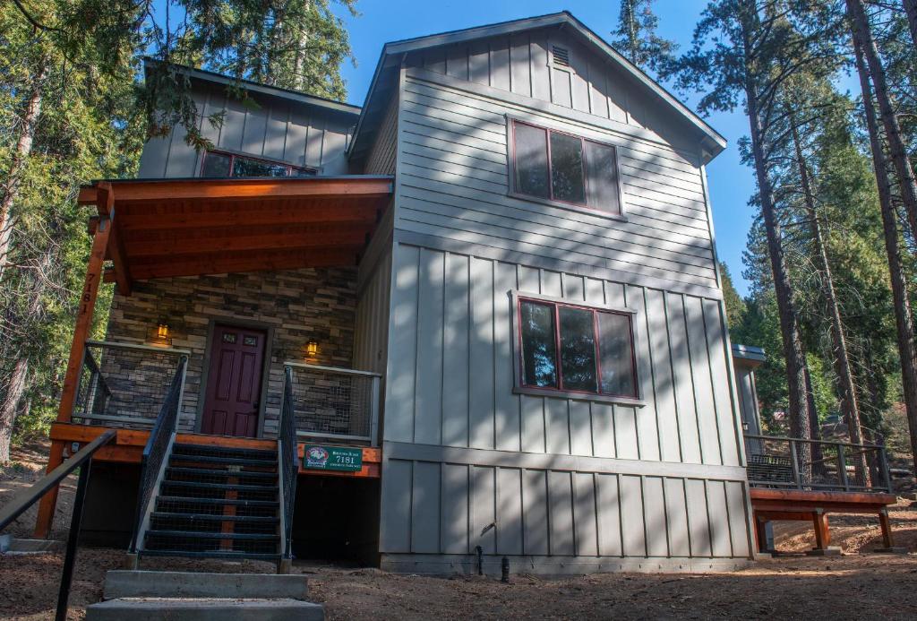 ein winziges Haus im Wald in der Unterkunft Boulder Ridge in Yosemite West