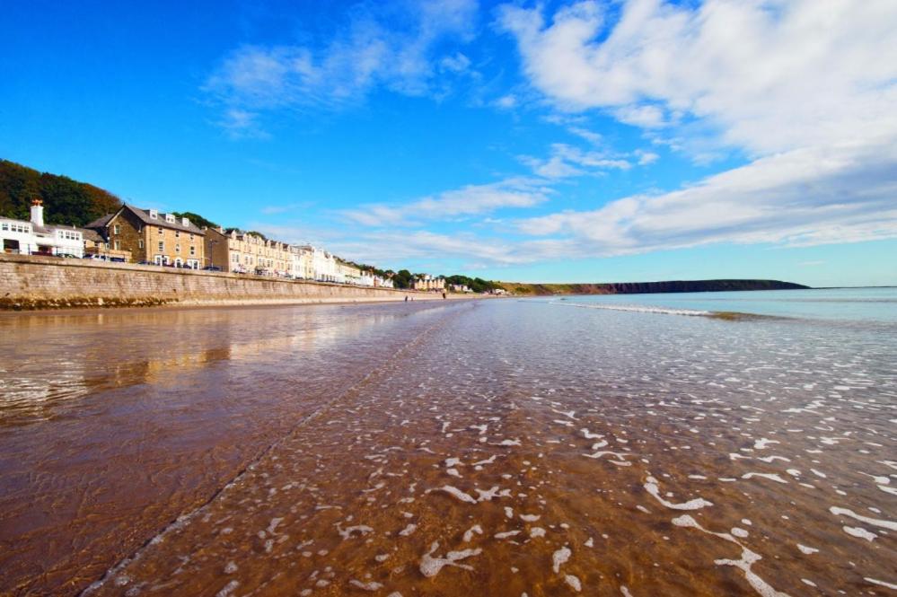 una vista de la costa de una playa en Filey Hideaway Apartment The Bay Holiday Village Filey Homesweetholidayhomes, en Filey