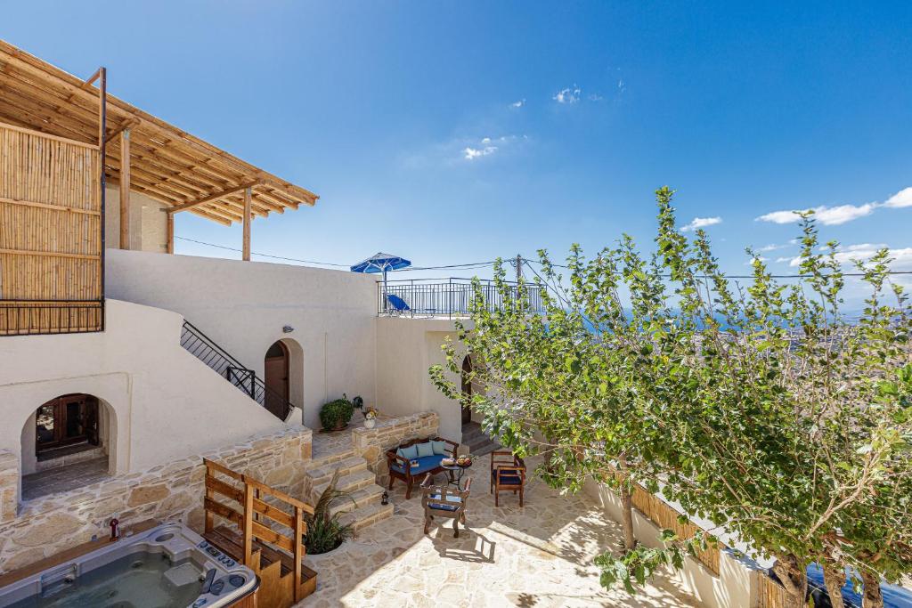 podwórko z basenem i domem w obiekcie Τraditional home Fabrica , south Crete , Agios Pavlos w mieście Saktoúria